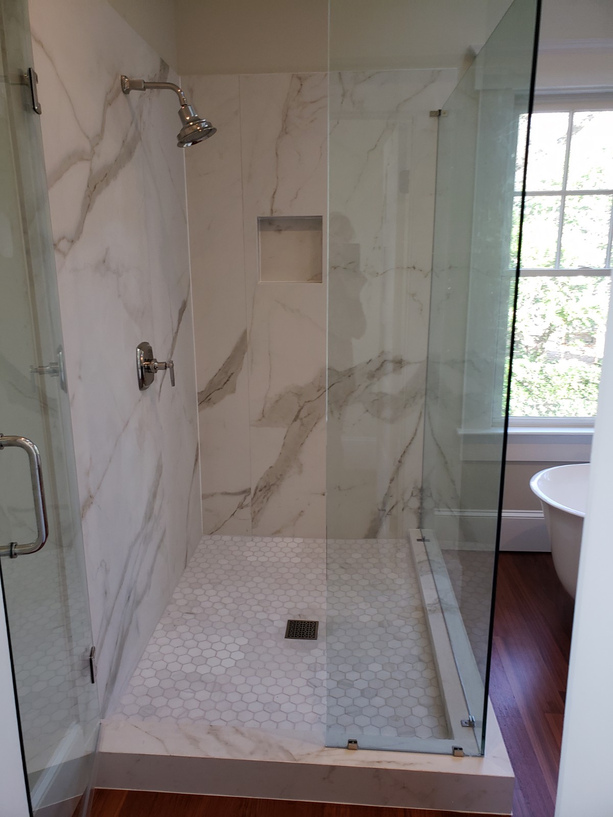 Bathroom white panels out of Laminam