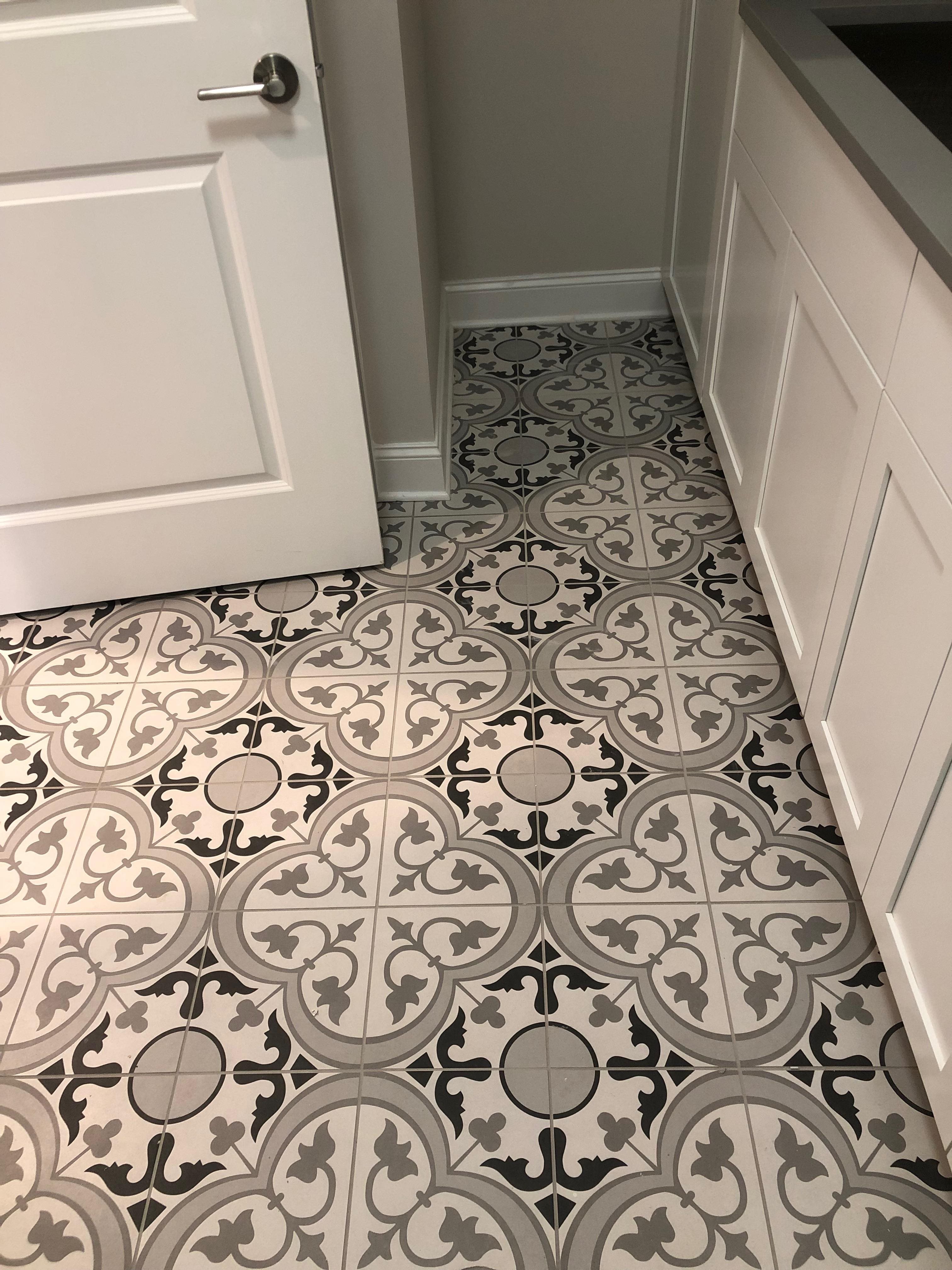 Circle pattern bathroom floor tile