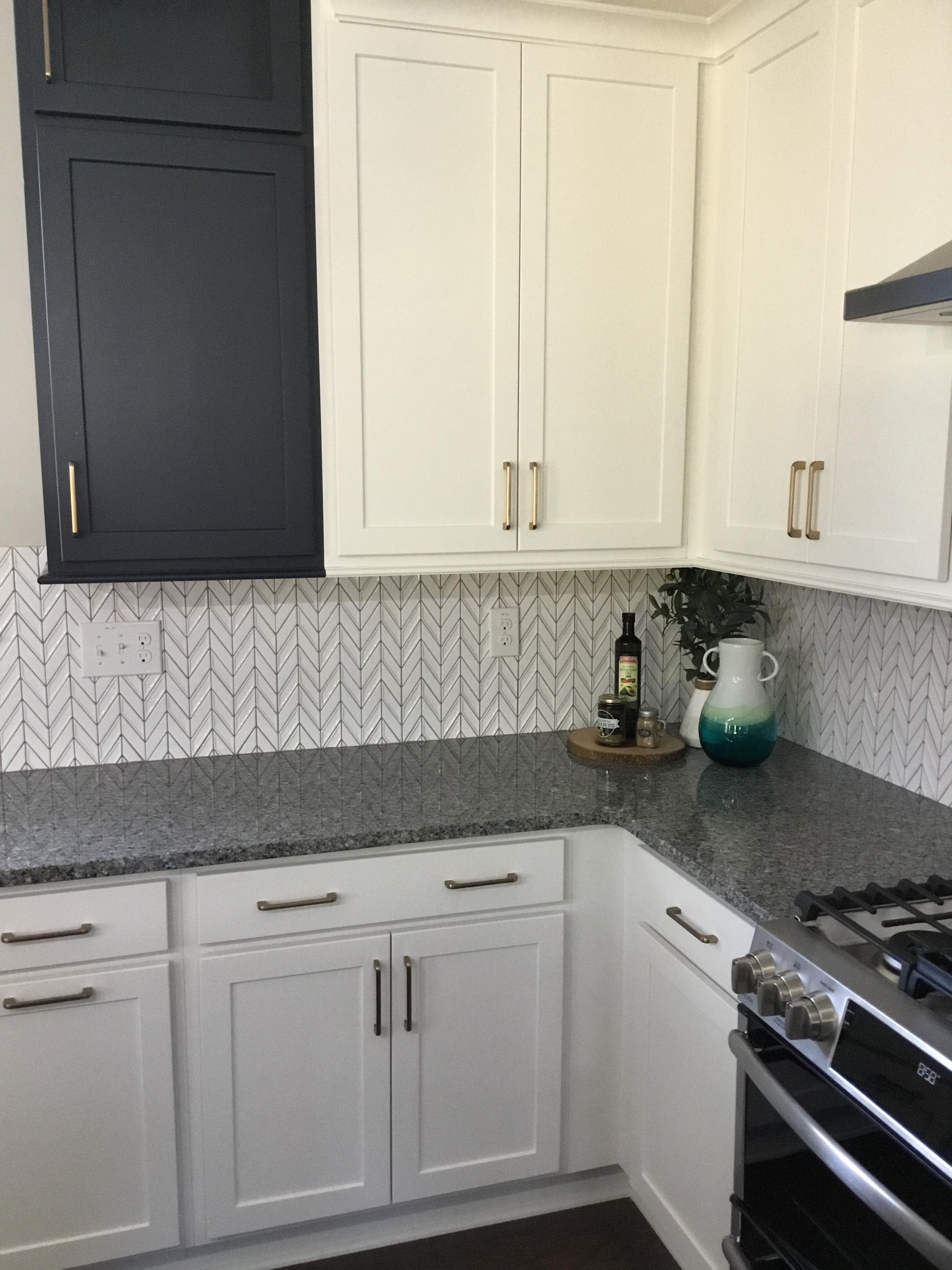 white backsplash kitchen